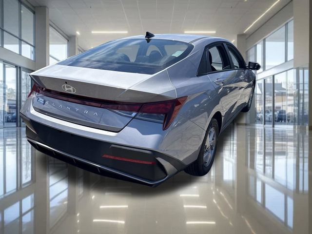 Certified 2026 Hyundai Elantra SE FWD image 5