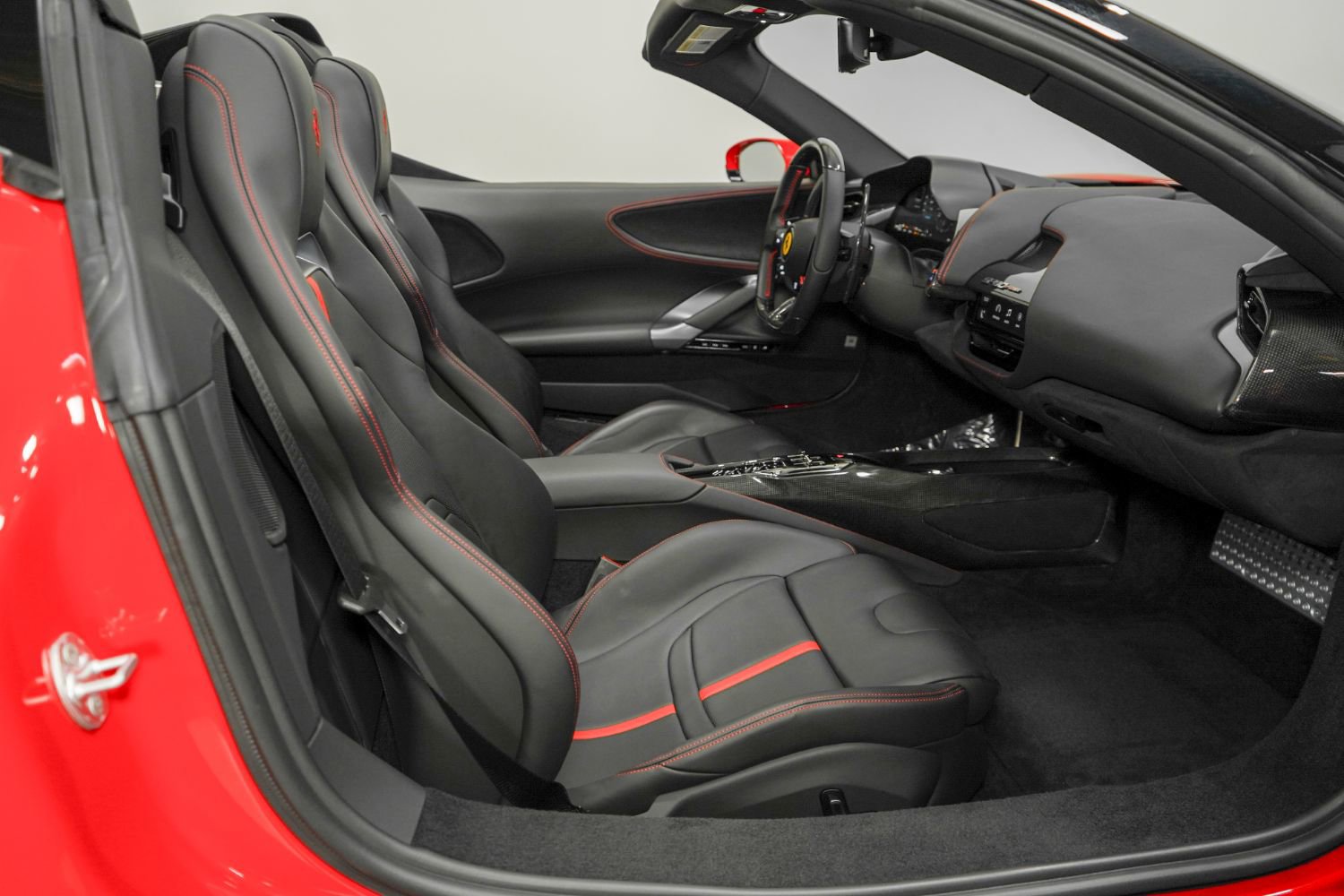 Used 2022 Ferrari SF90 Spider image 31