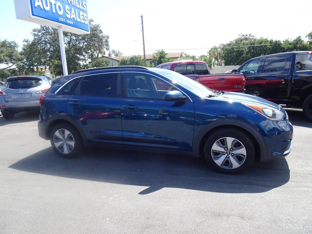 Used 2017 Kia Niro LX image 2