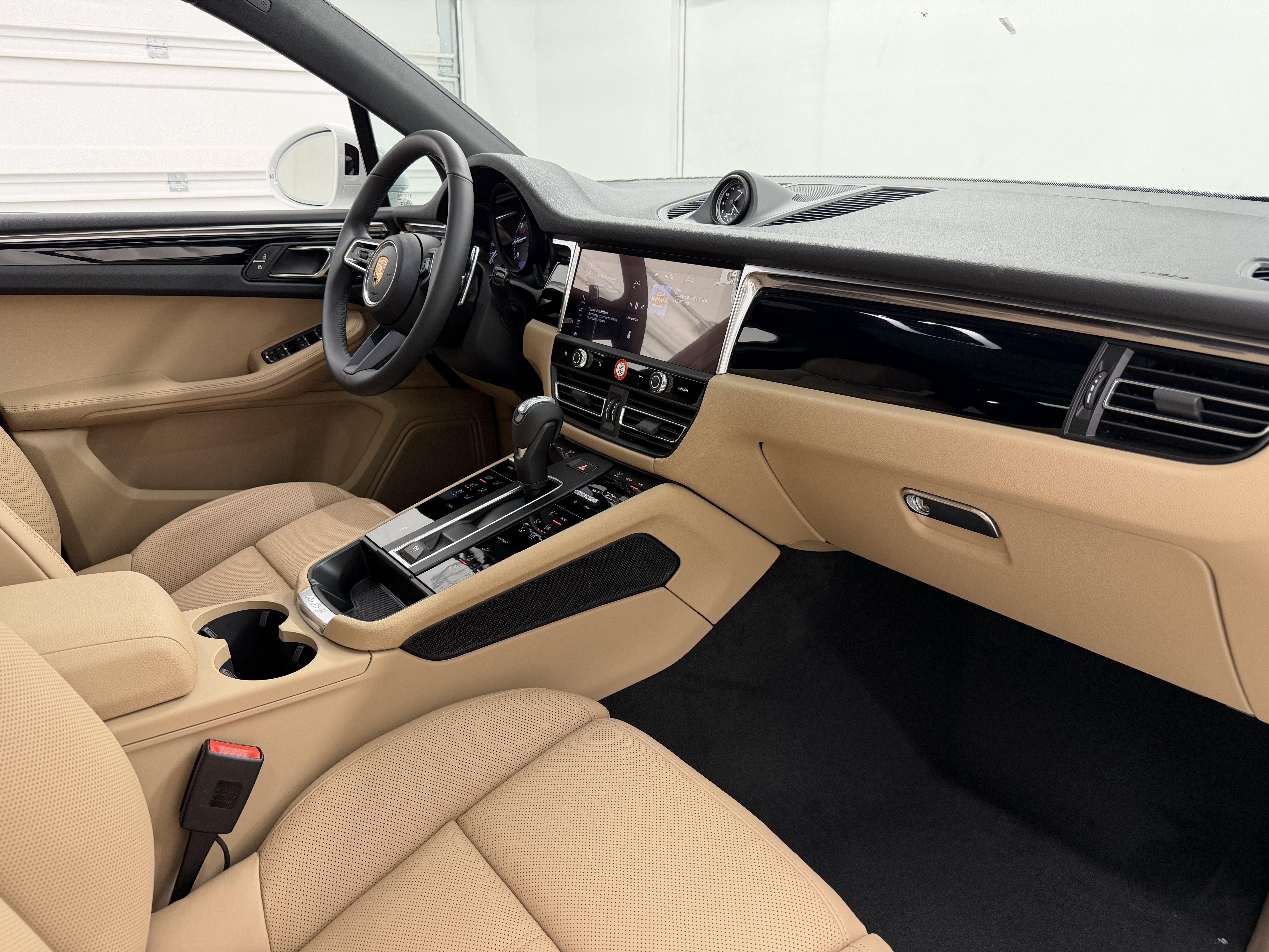 Certified 2026 Porsche Macan AWD/4WD image 24