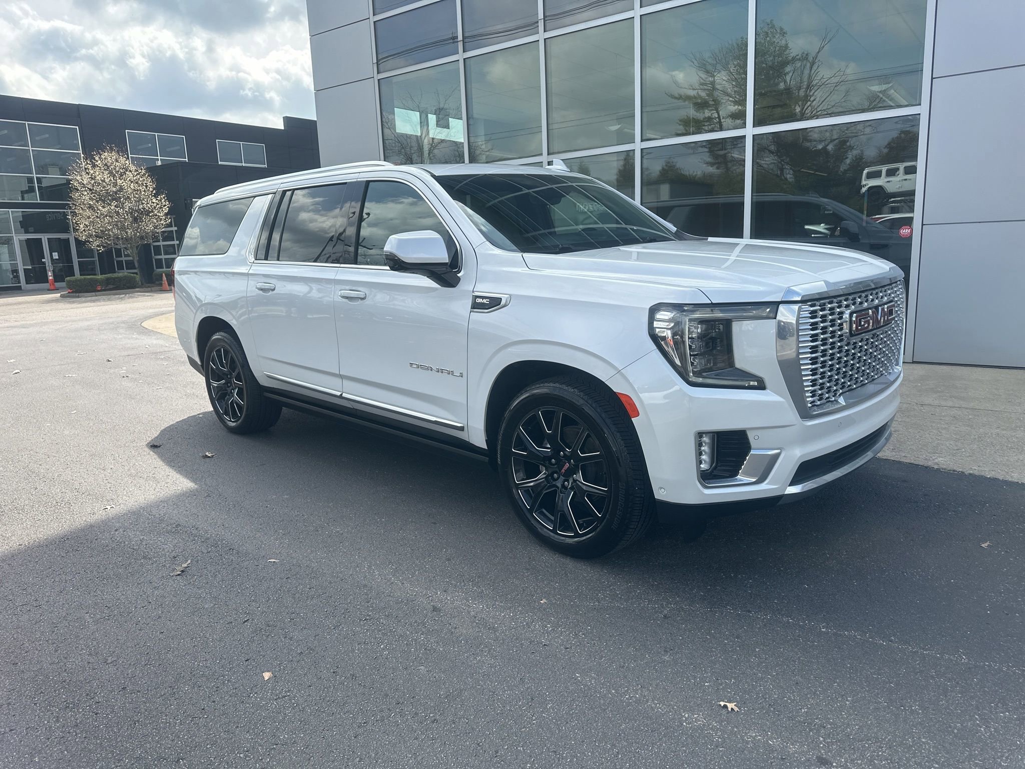 Used 2023 GMC Yukon XL Denali w/ Advanced Technology Package image 3