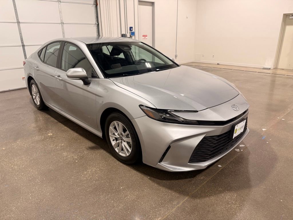 Used 2025 Toyota Camry LE image 3