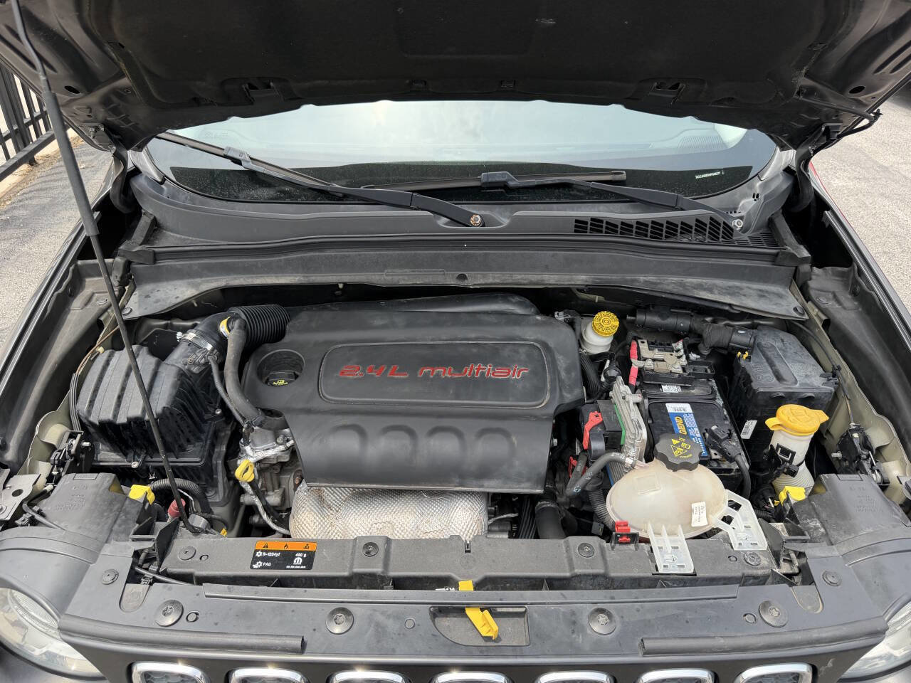 Used 2017 Jeep Renegade Latitude FWD image 24