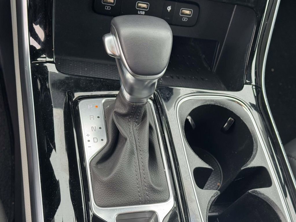 Used 2023 Kia Carnival EX image 28