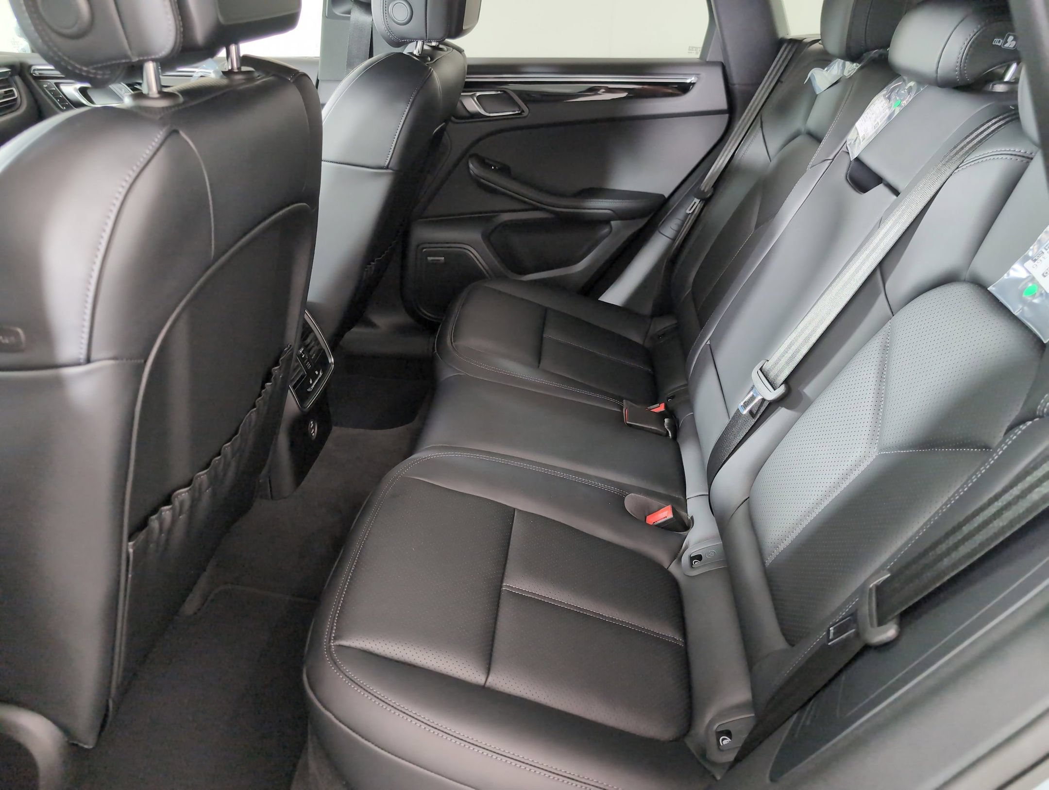 Certified 2025 Porsche Macan AWD/4WD image 19
