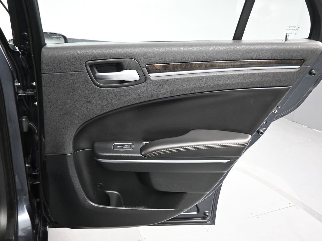 Used 2018 Chrysler 300 Limited image 33