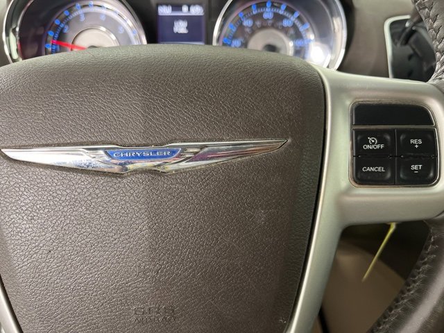 Used 2015 Chrysler Town & Country Touring-L w/ Driver Convenience Group image 10