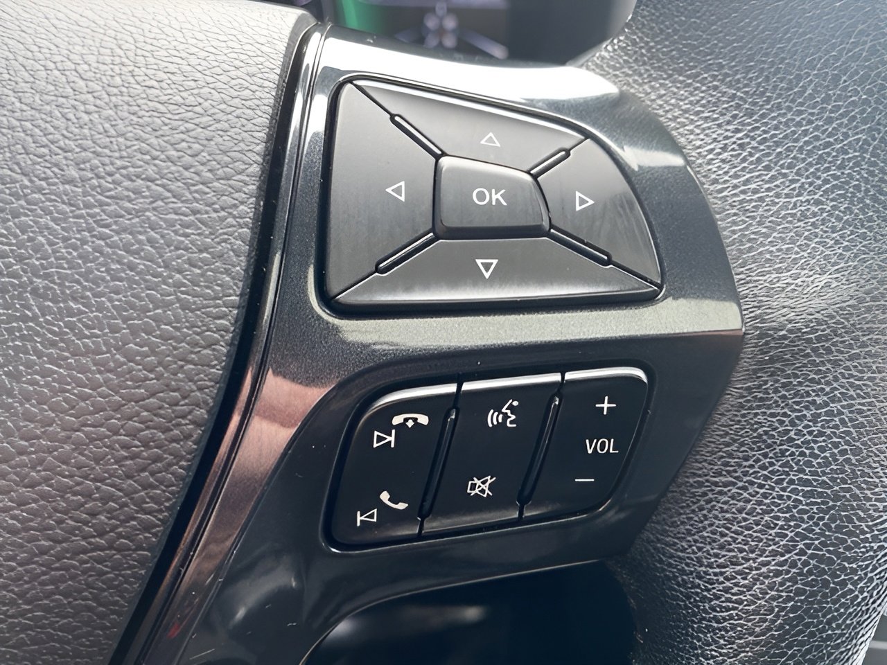 Certified 2018 Ford Explorer XLT w/ Equipment Group 202A image 17