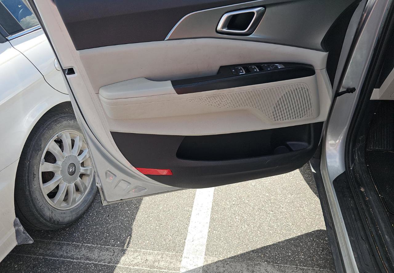 Used 2022 Kia Carnival LX image 11