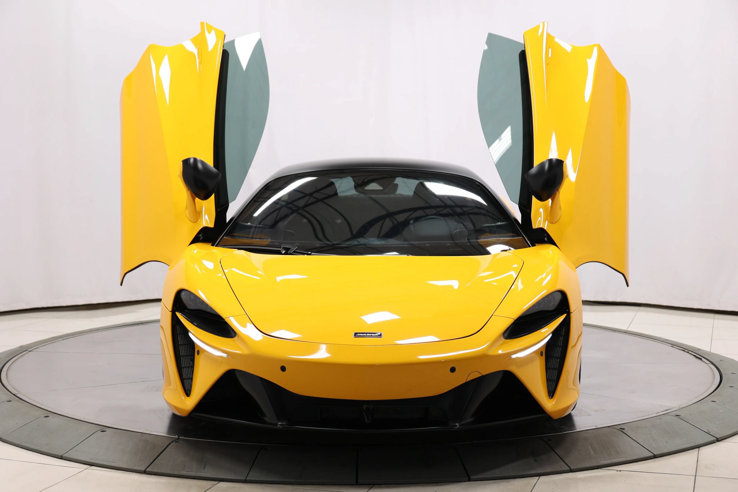 Used 2023 McLaren Artura RWD image 99
