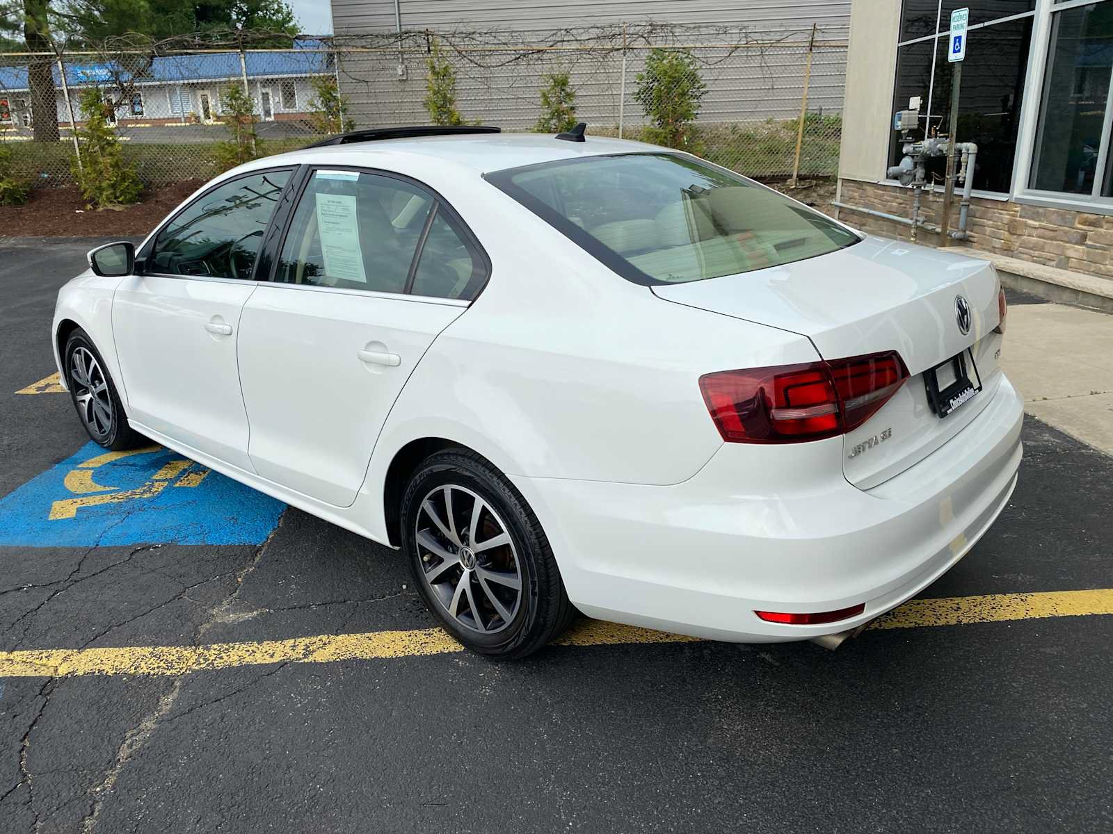 Used 2017 Volkswagen Jetta SE FWD image 3