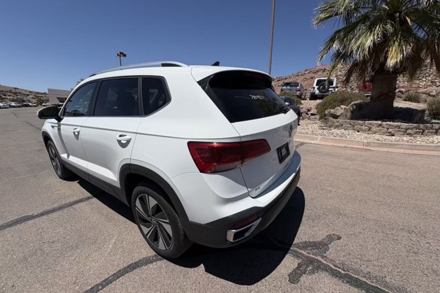 Used 2024 Volkswagen Taos SE AWD/4WD image 3