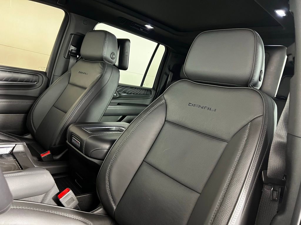 Used 2023 GMC Yukon XL Denali w/ Denali Reserve Package image 5