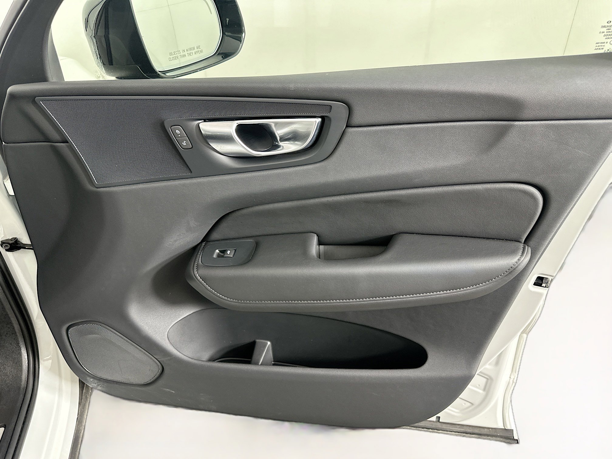 Used 2025 Volvo XC60 B5 Plus image 33