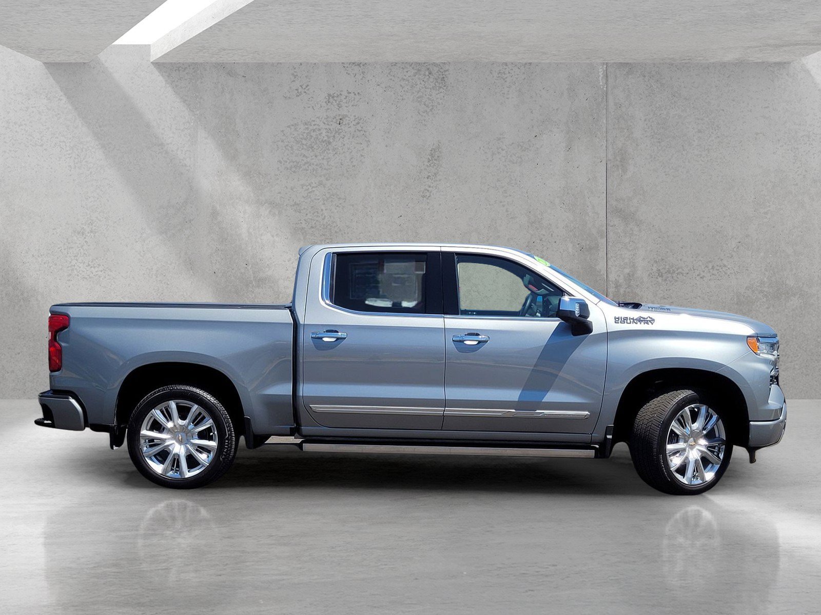Used 2025 Chevrolet Silverado 1500 High Country AWD/4WD image 4