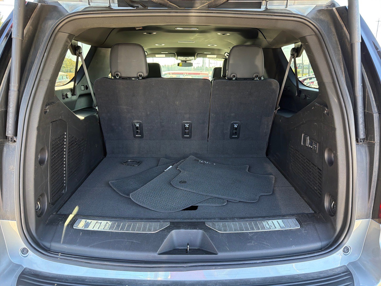 Used 2025 GMC Yukon XL Denali AWD/4WD image 8