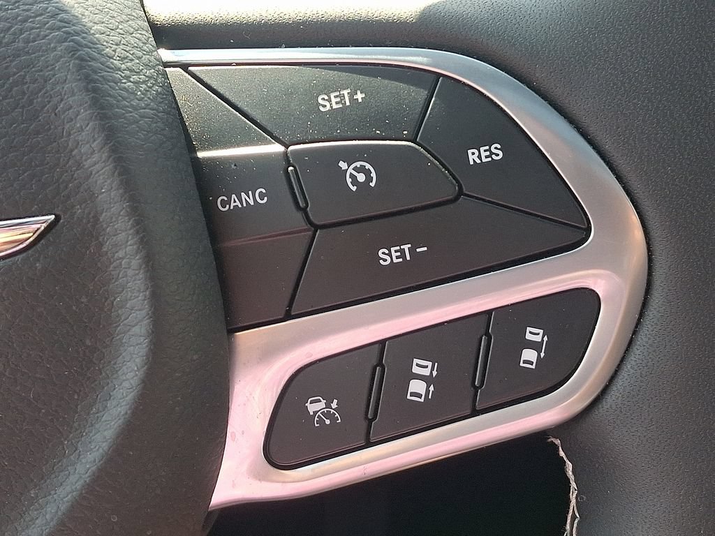 Used 2026 Chrysler Pacifica Limited FWD image 26