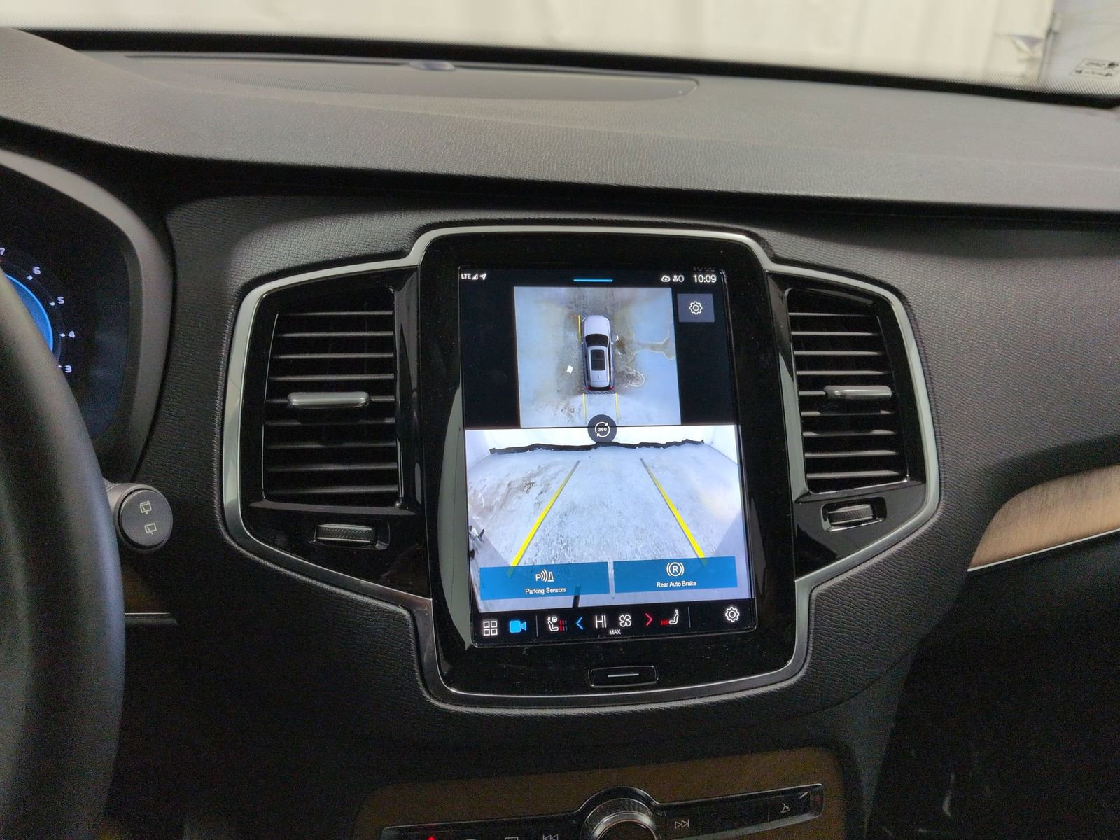 Used 2024 Volvo XC90 B5 Plus AWD/4WD image 32