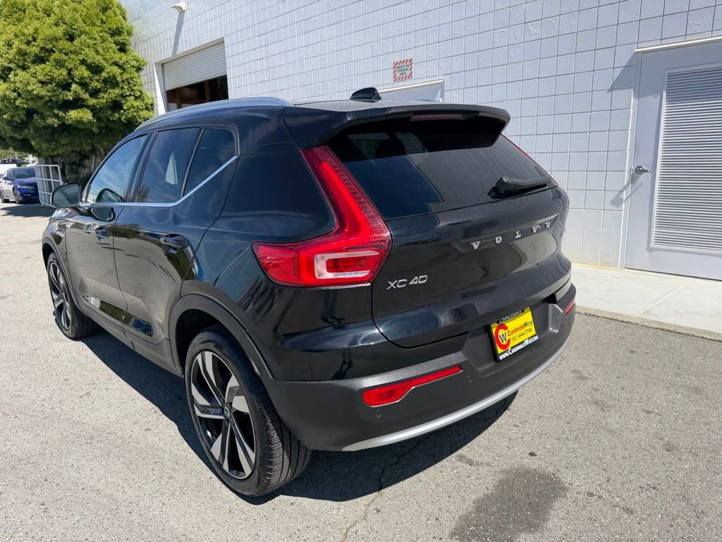 Used 2025 Volvo XC40 B5 Plus image 4