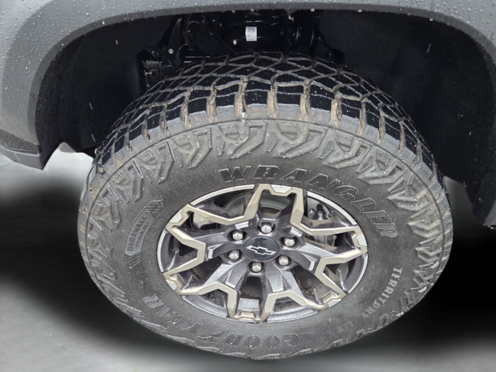 Used 2026 Chevrolet Colorado ZR2 w/ Technology Package AWD/4WD image 9