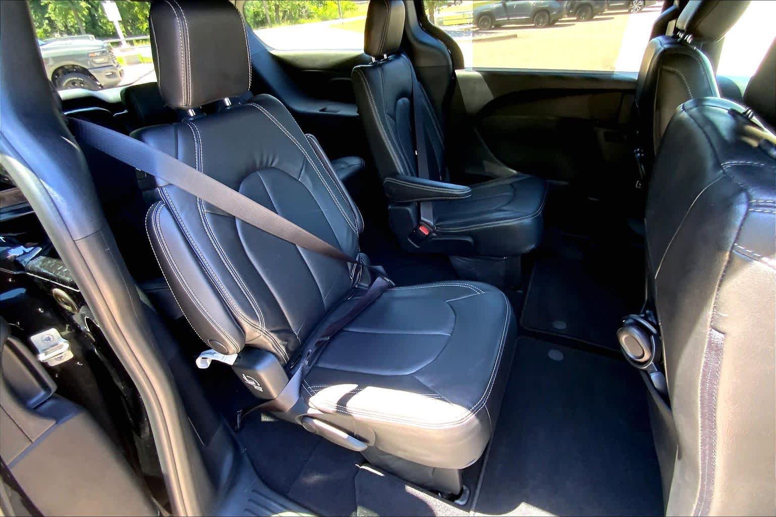 Used 2019 Chrysler Pacifica Touring Plus w/ S Appearance Package FWD image 19