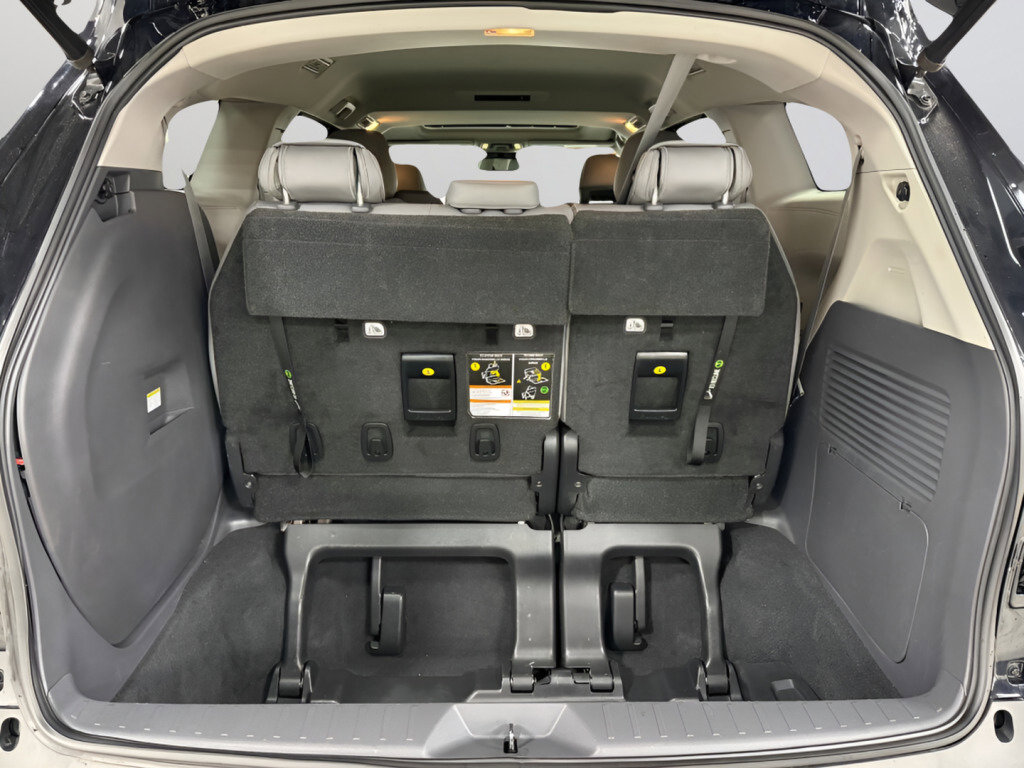 Used 2021 Toyota Sienna XLE image 9