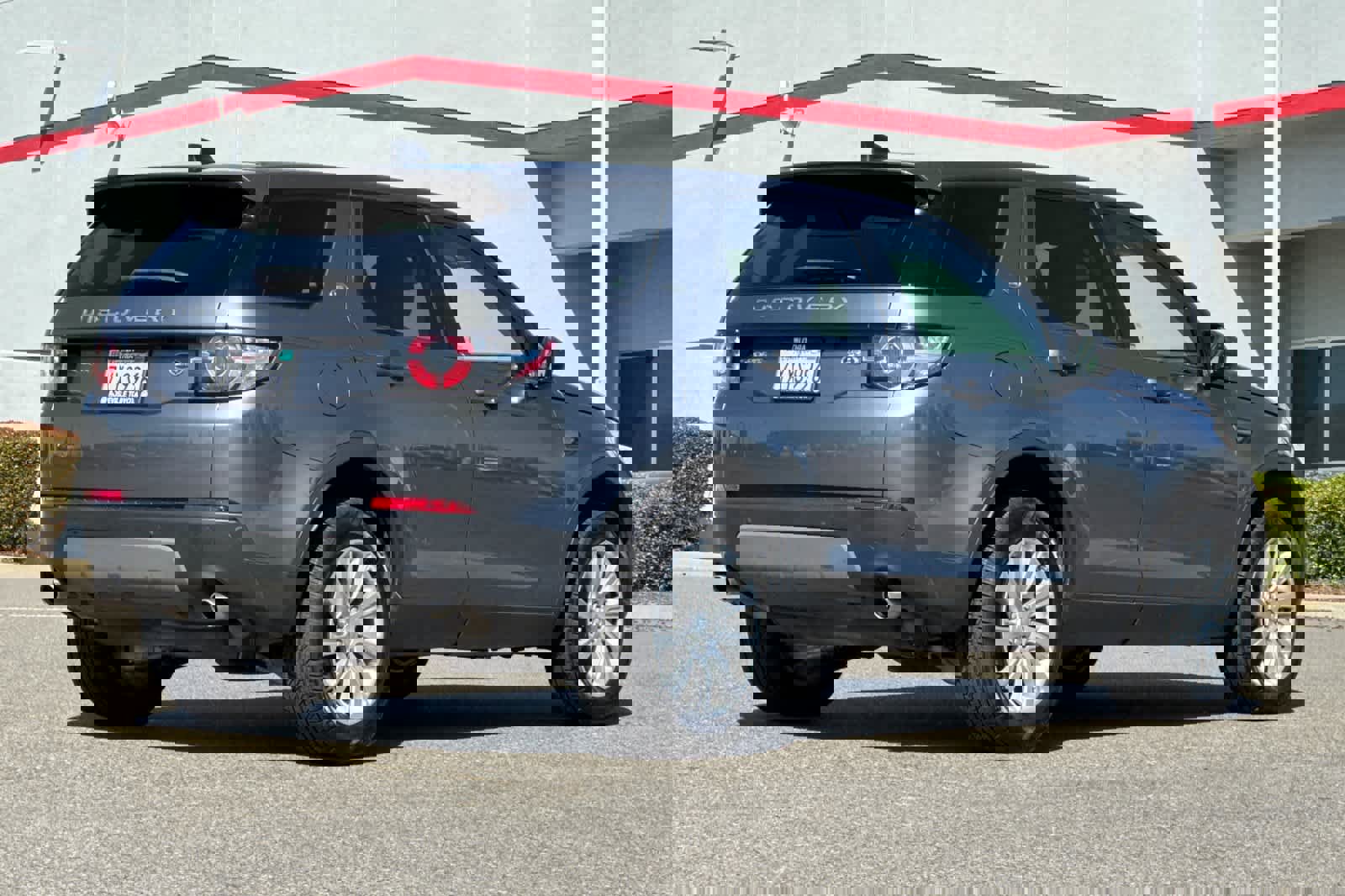 Used 2017 Land Rover Discovery Sport SE image 2