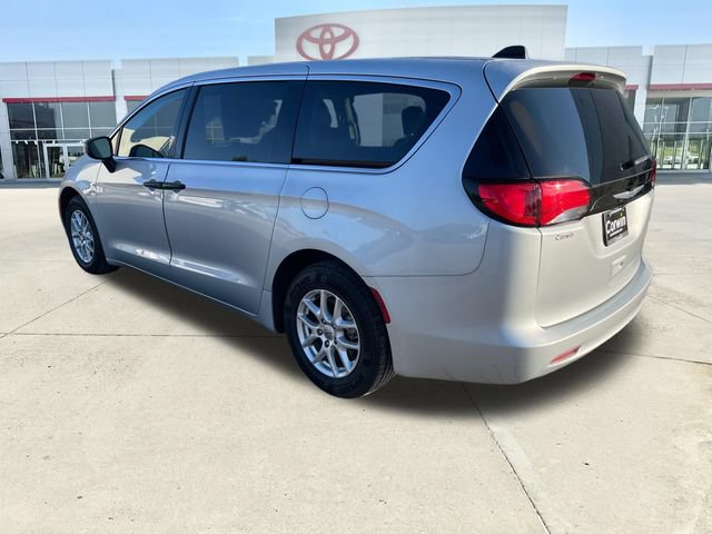 Used 2023 Chrysler Voyager LX FWD image 3