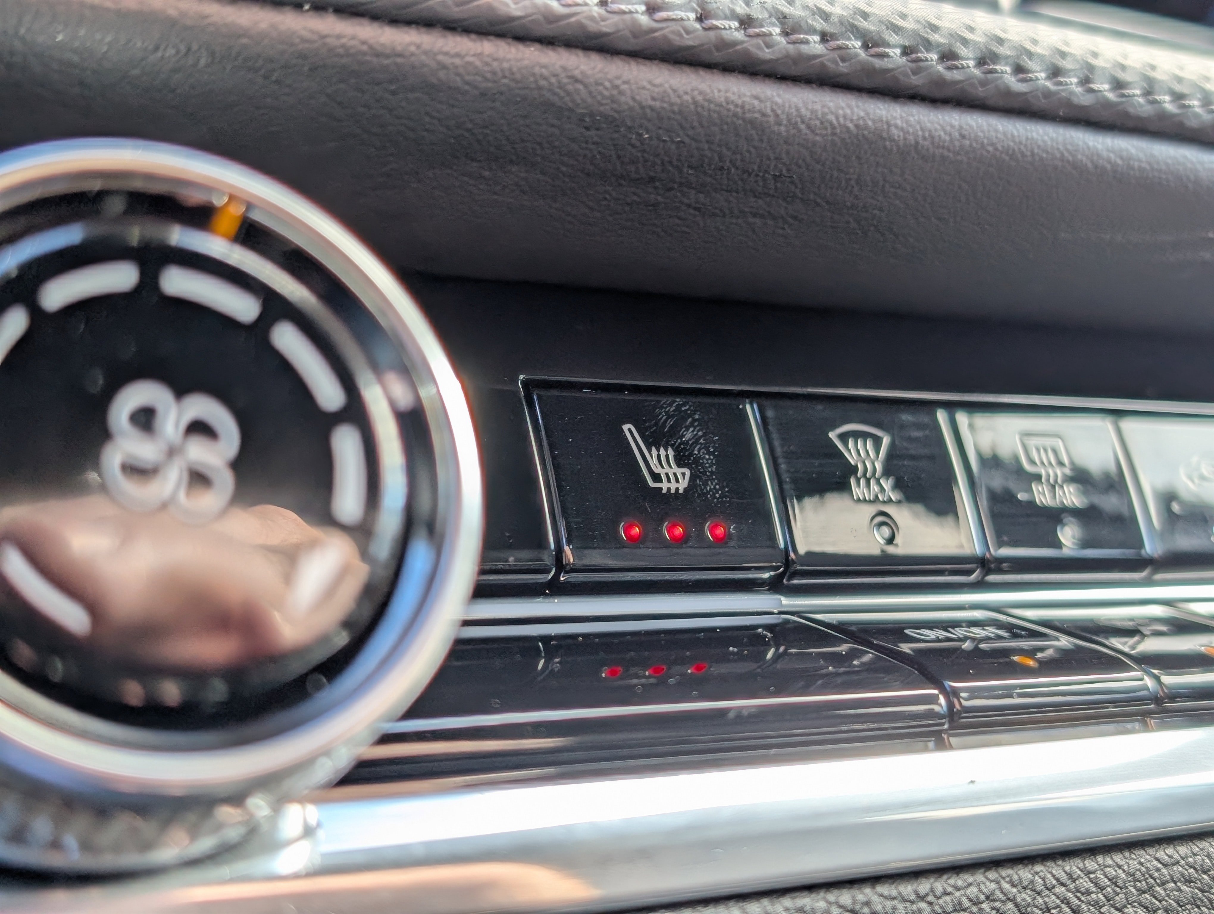 Used 2025 Chevrolet Equinox LT w/ Safety and Technology Package image 4