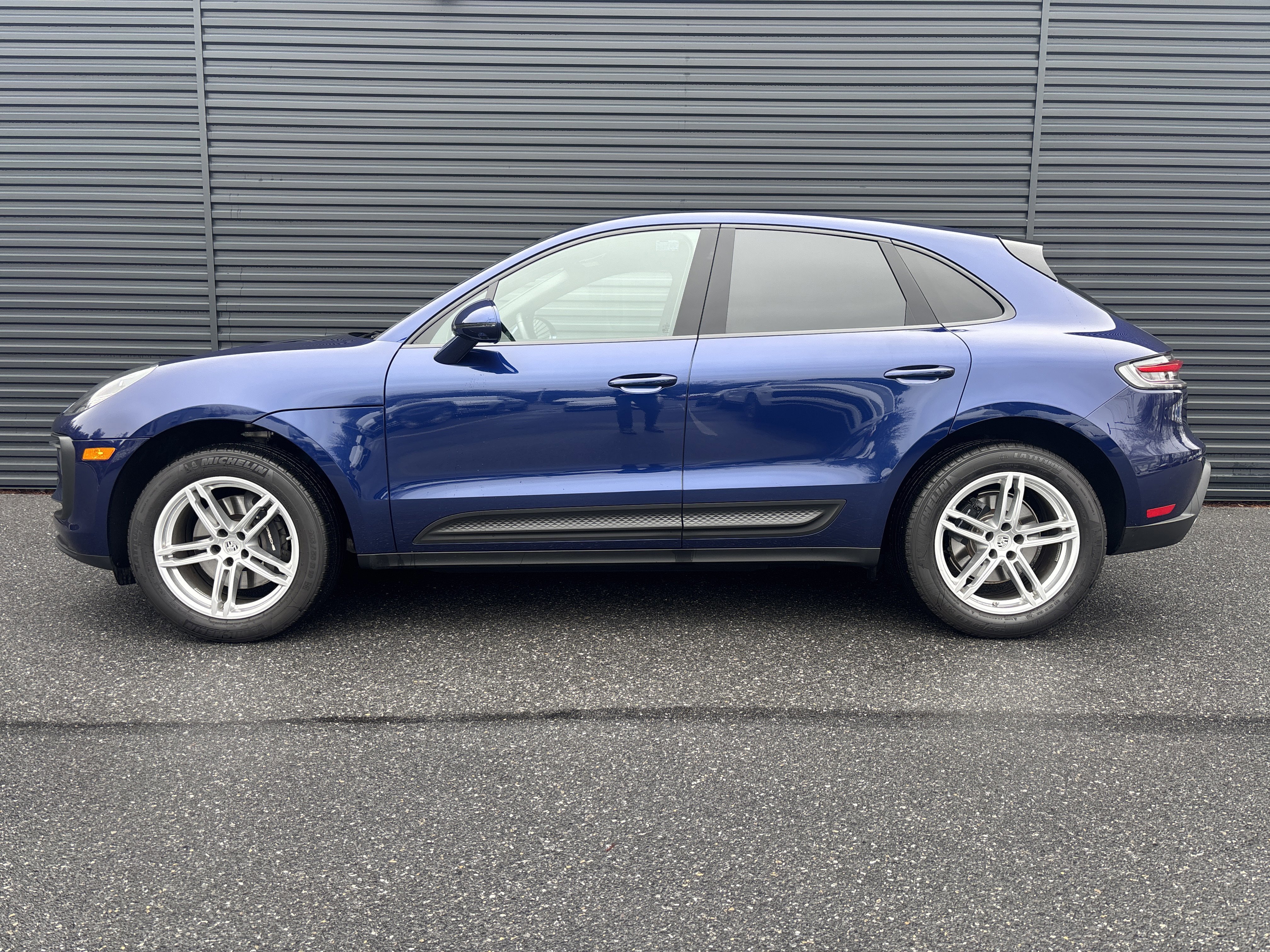 Certified 2025 Porsche Macan image 2