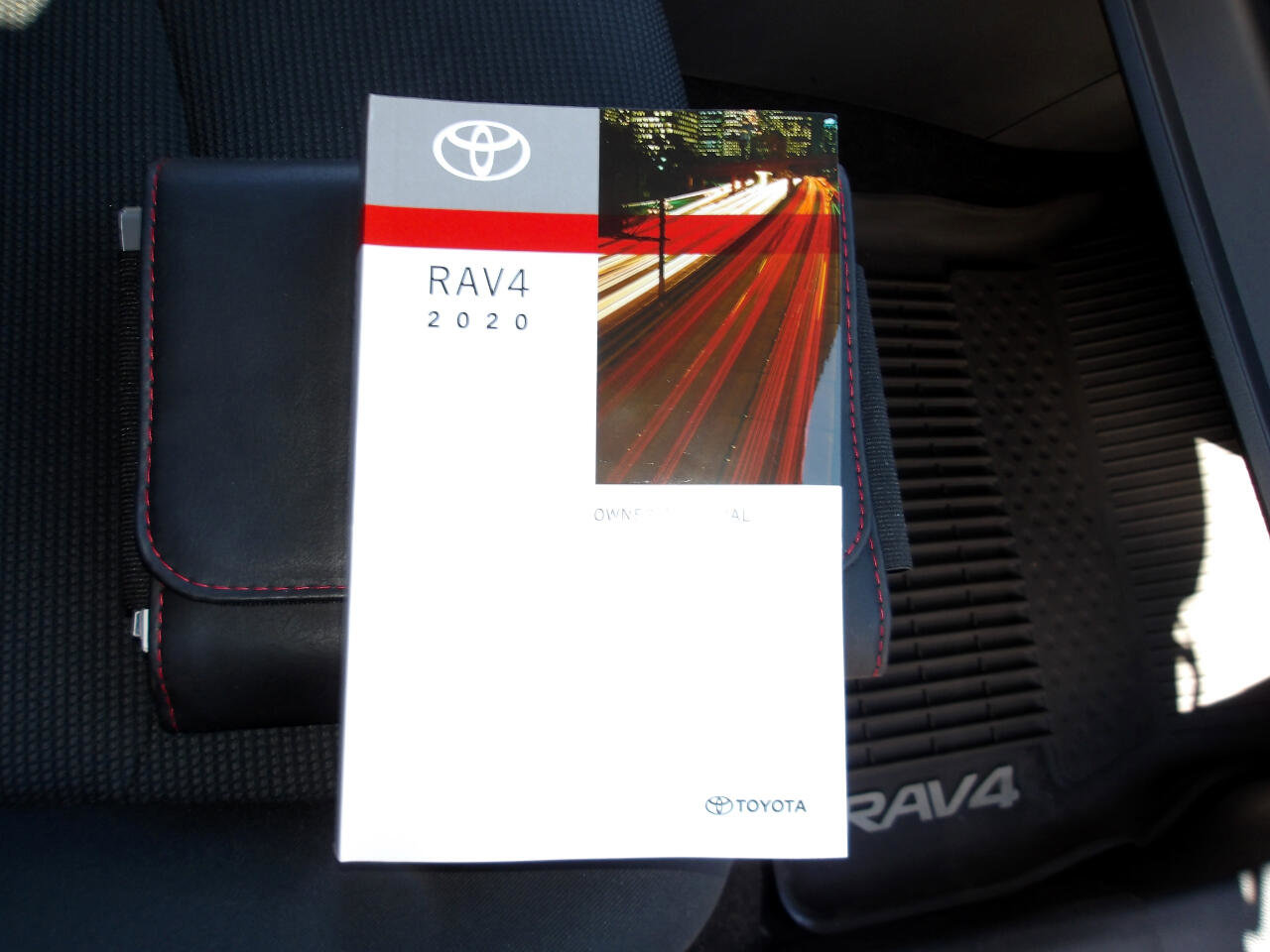 Used 2020 Toyota RAV4 LE image 26