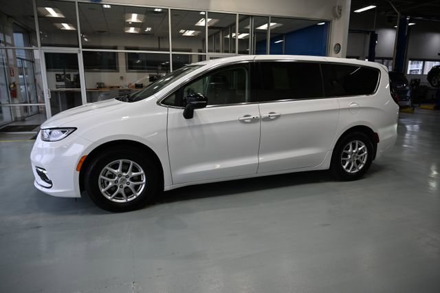 Used 2024 Chrysler Pacifica Touring-L FWD image 7