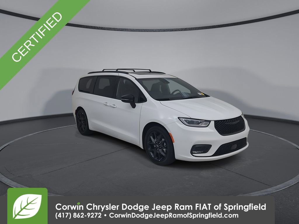 Certified 2025 Chrysler Pacifica Limited image 3