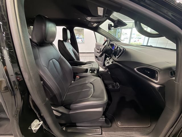 Used 2025 Chrysler Pacifica Select FWD image 13