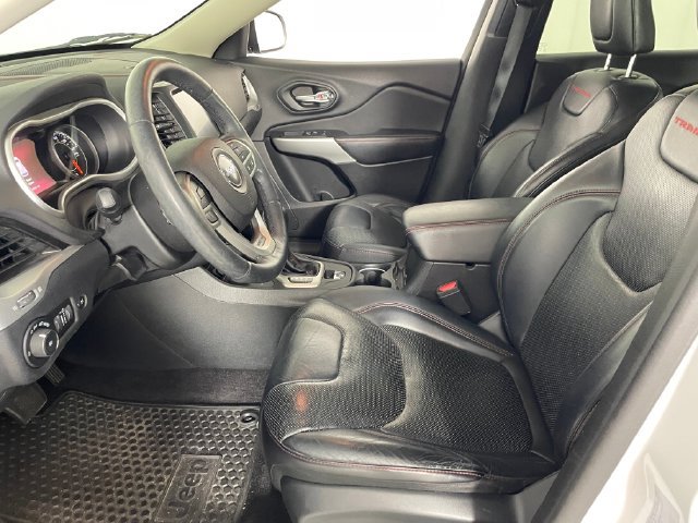 Used 2017 Jeep Cherokee Trailhawk AWD/4WD image 2