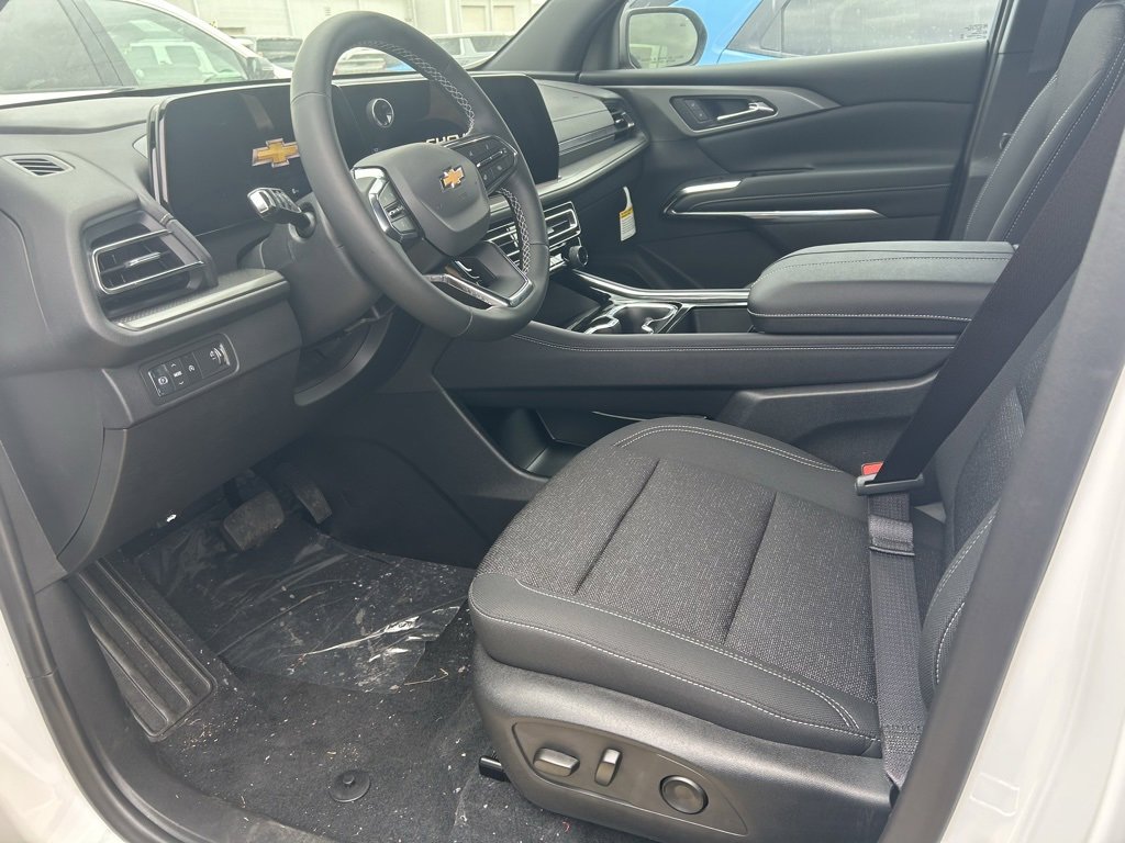 Used 2025 Chevrolet Traverse LT image 4