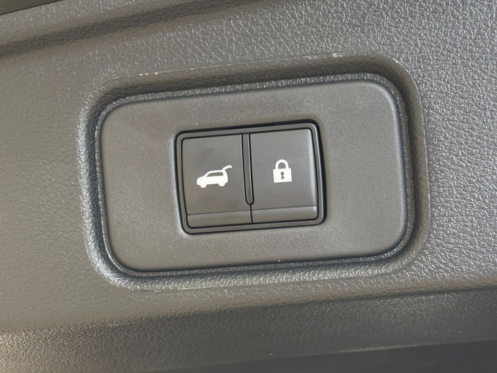 Used 2025 Nissan Pathfinder SV FWD image 23