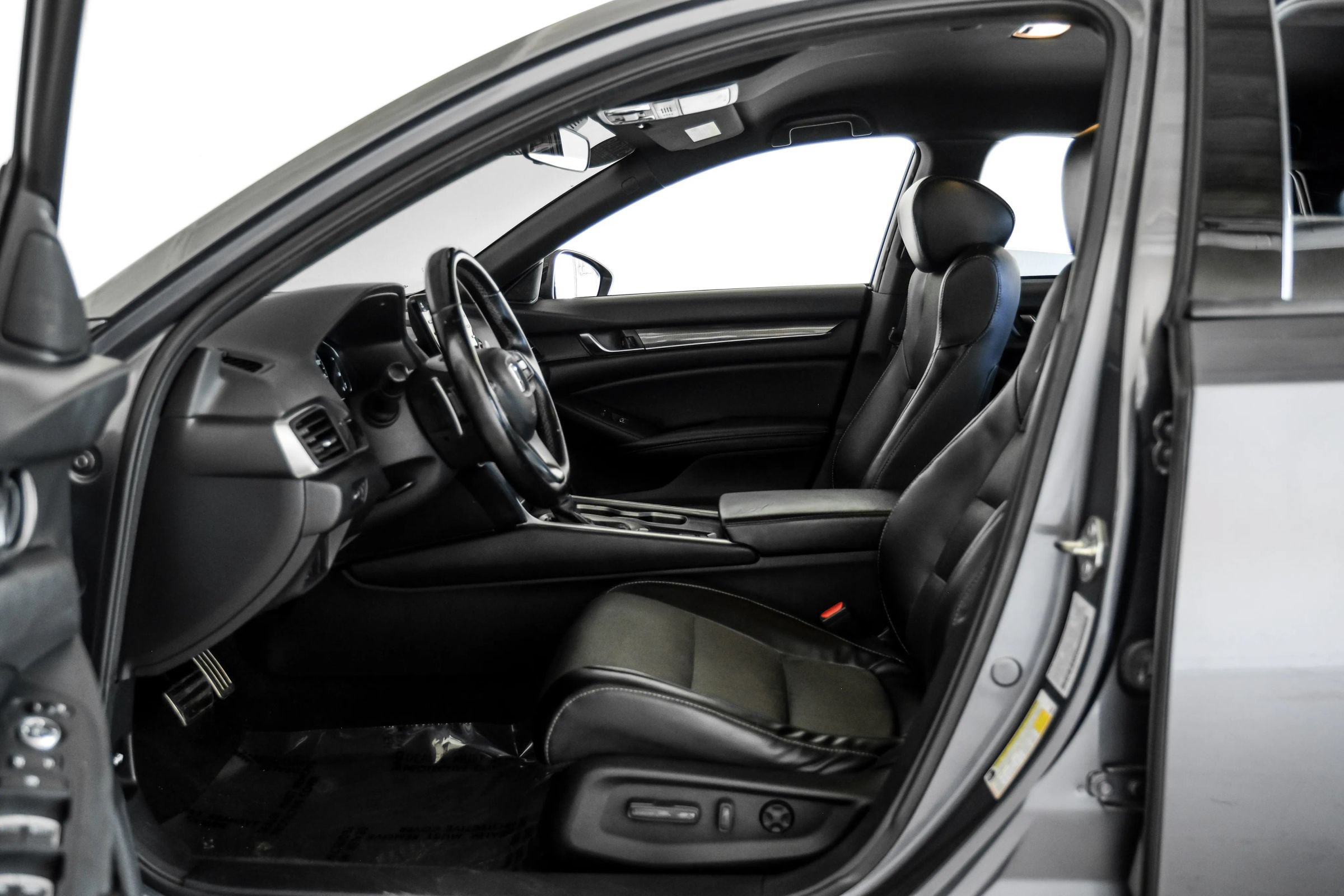 Used 2018 Honda Accord Sport image 3