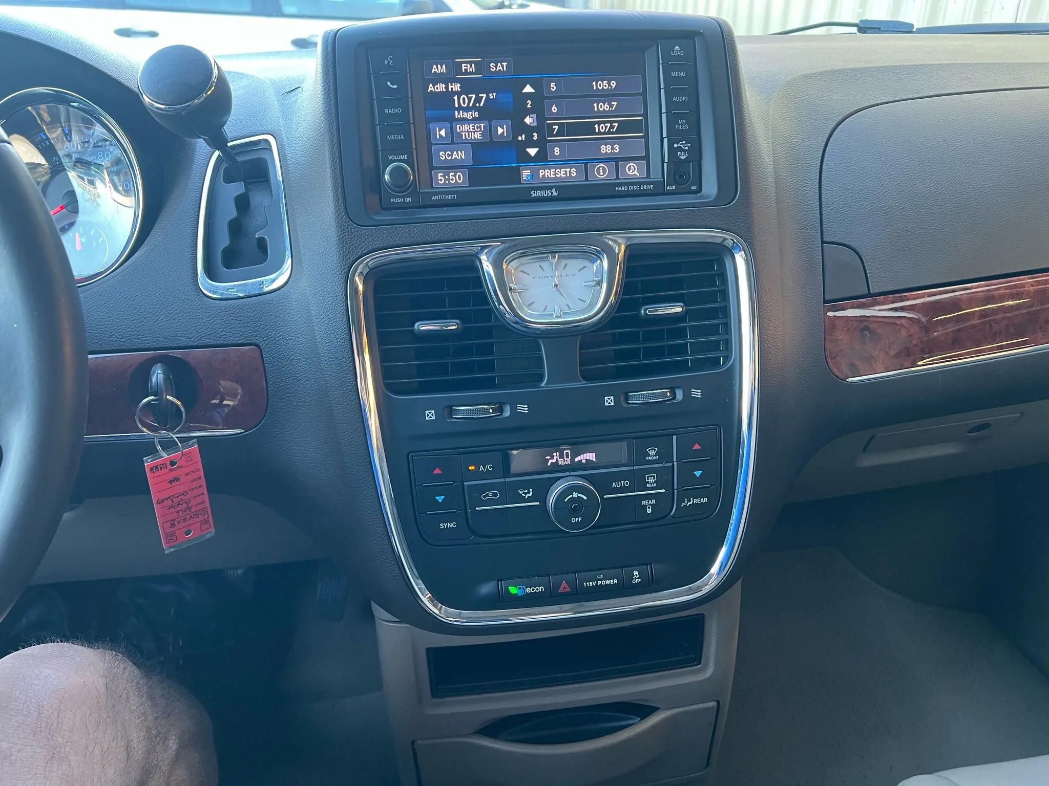 Used 2016 Chrysler Town & Country Touring FWD image 9