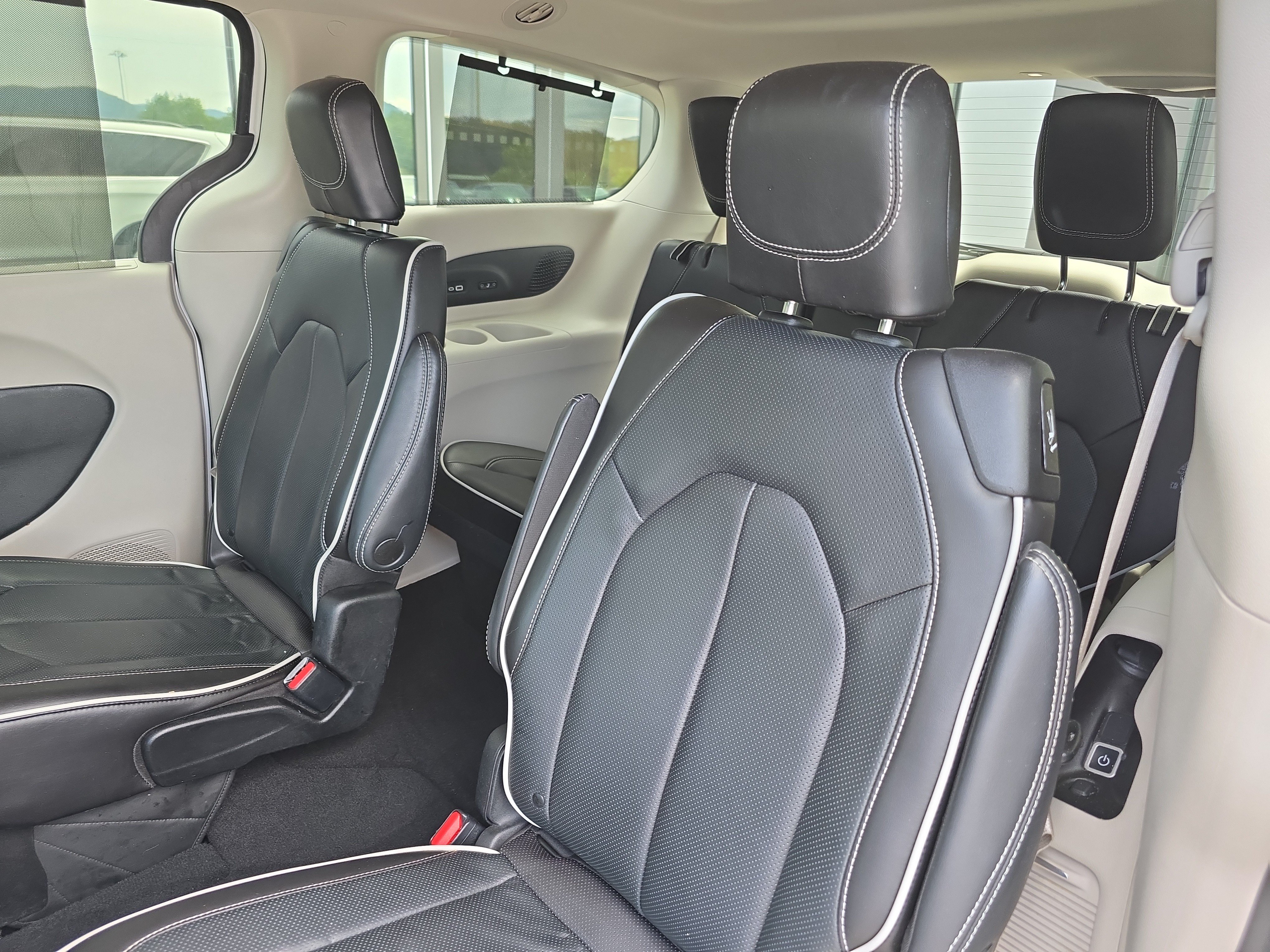 Used 2023 Chrysler Pacifica Limited w/ Uconnect Theater Family Group AWD/4WD image 13