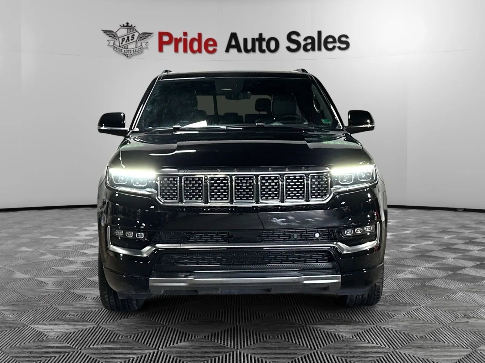 Used 2022 Jeep Grand Wagoneer Series III image 3