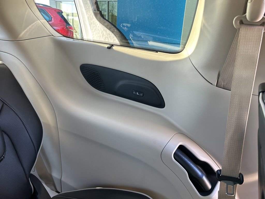 Used 2023 Chrysler Pacifica Limited w/ Uconnect Theater Family Group image 19