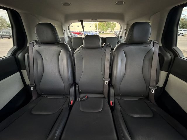 Used 2023 Kia Carnival EX FWD image 16