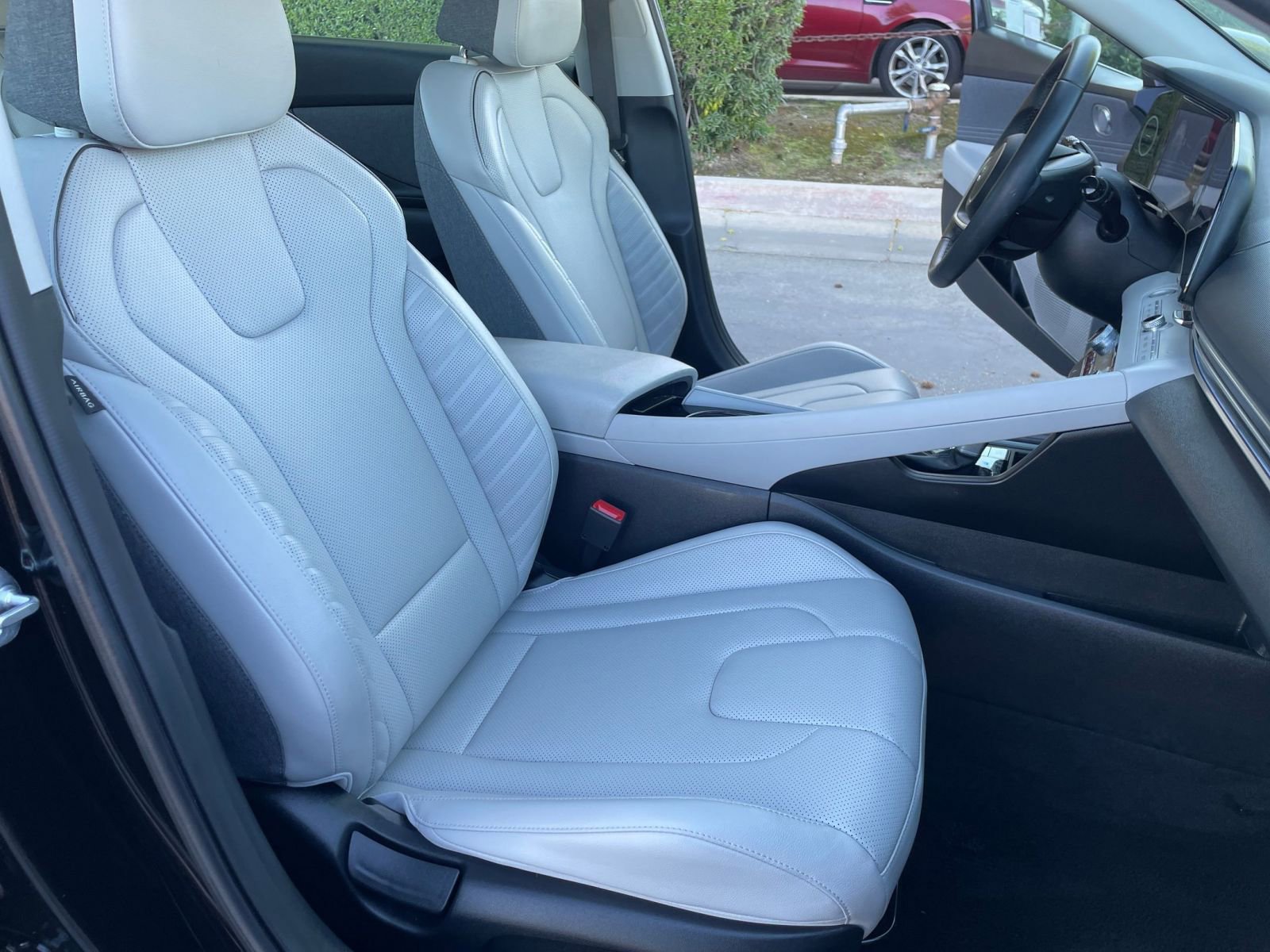 Used 2025 Hyundai Elantra Limited image 38