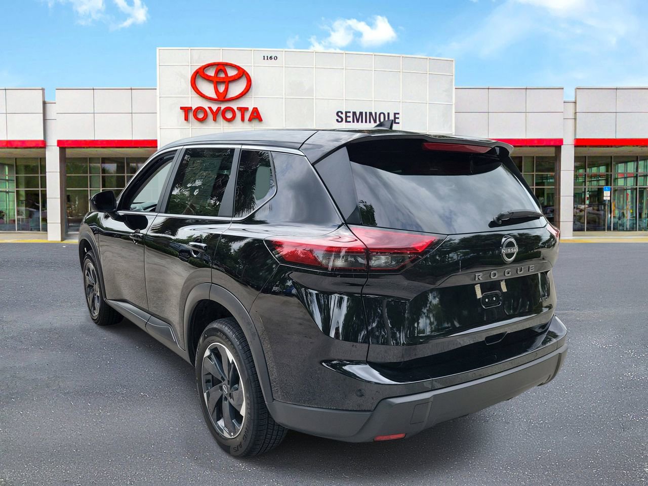 Used 2025 Nissan Rogue SV image 4