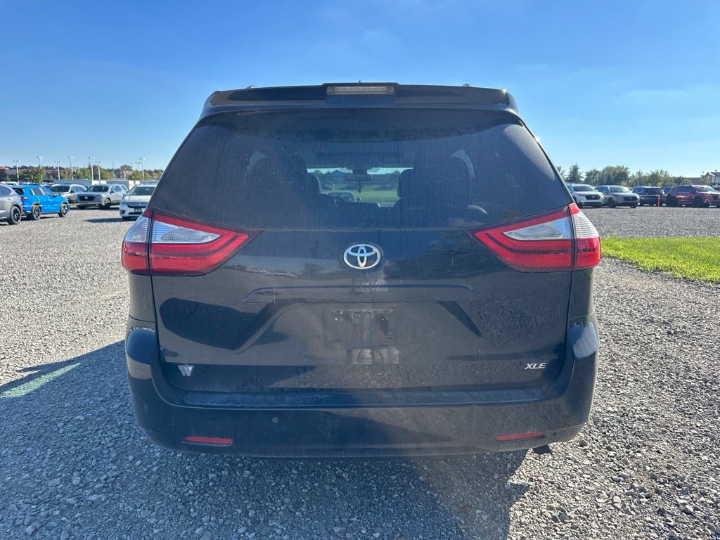 Used 2018 Toyota Sienna XLE w/ XLE Navigation Package FWD image 9