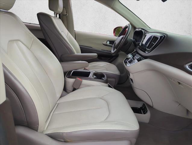 Used 2017 Chrysler Pacifica Touring-L Plus w/ Tire & Wheel Group image 26