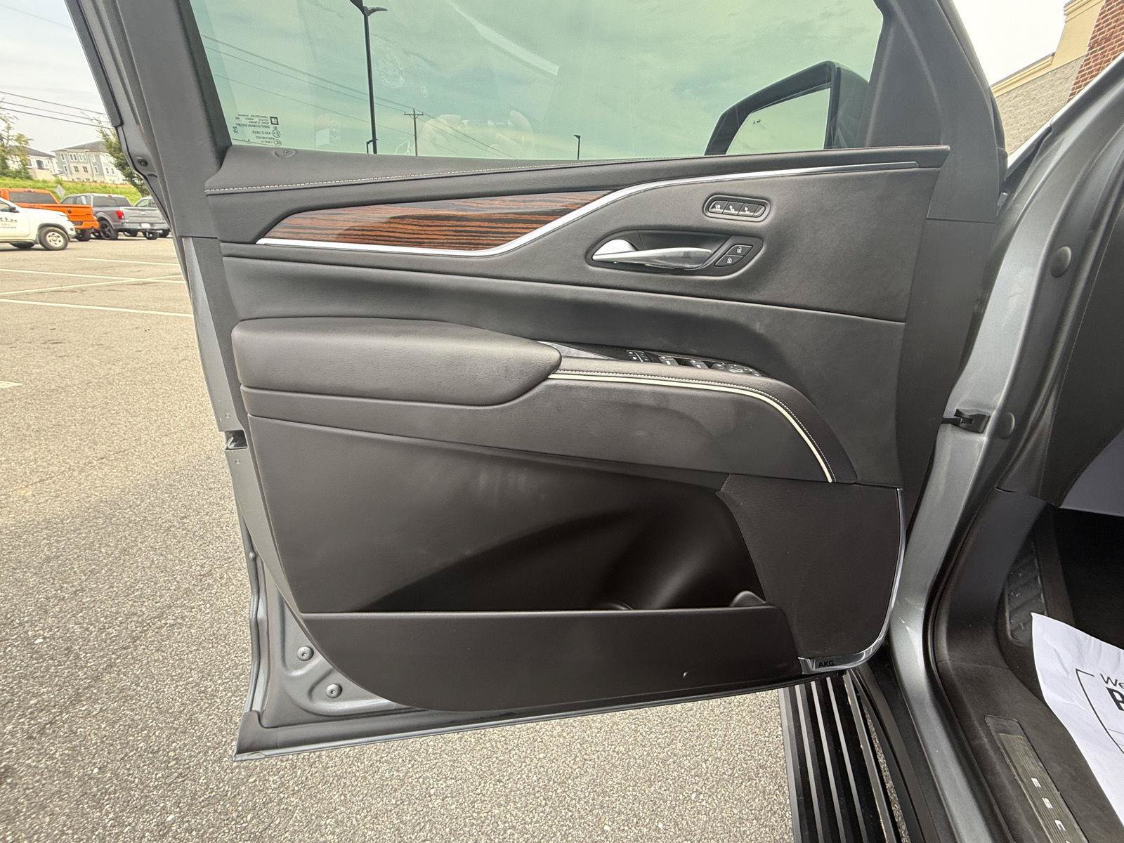 Used 2022 Cadillac Escalade ESV Premium Luxury w/ Performance Package AWD/4WD image 17