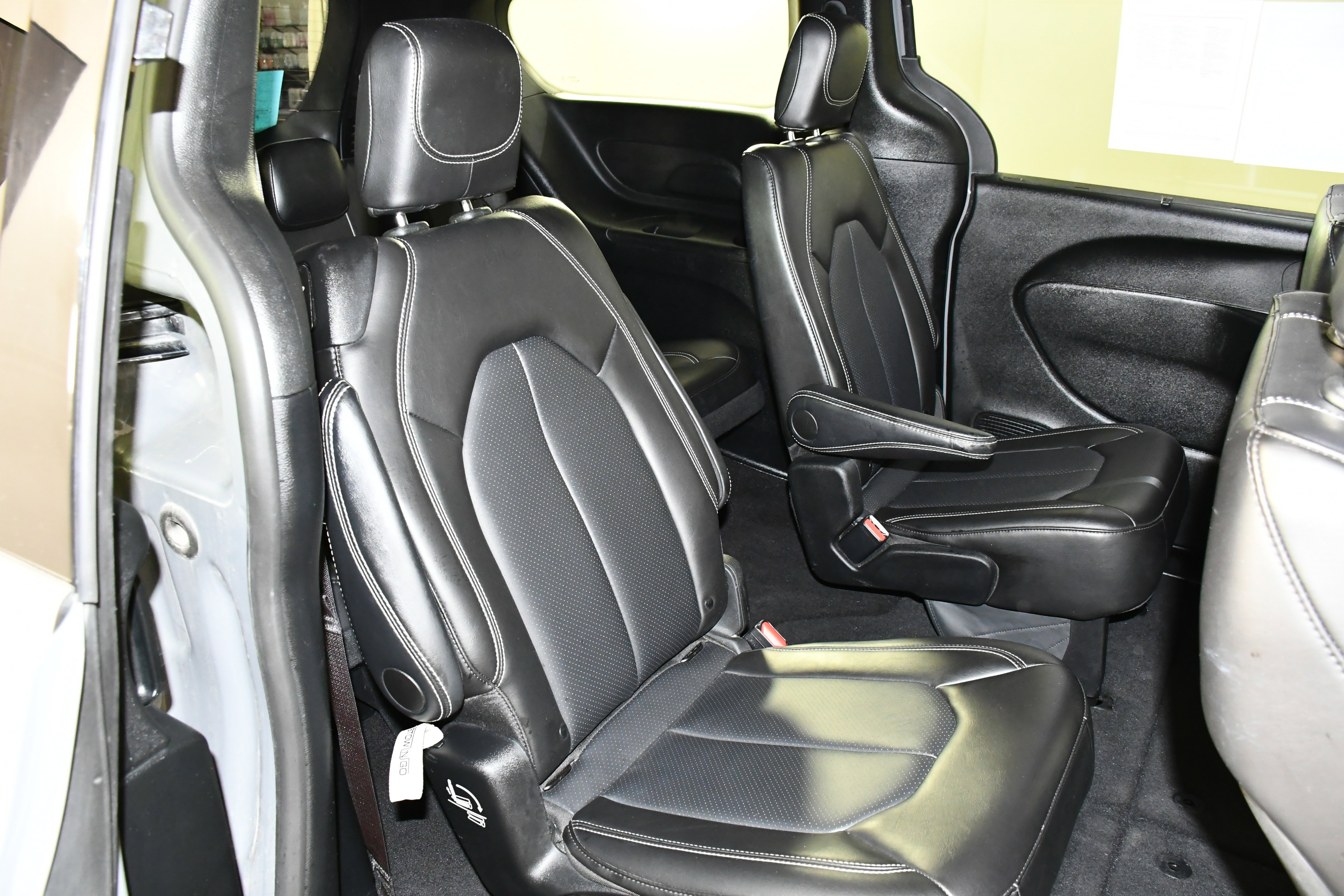 Used 2025 Chrysler Pacifica Select image 44