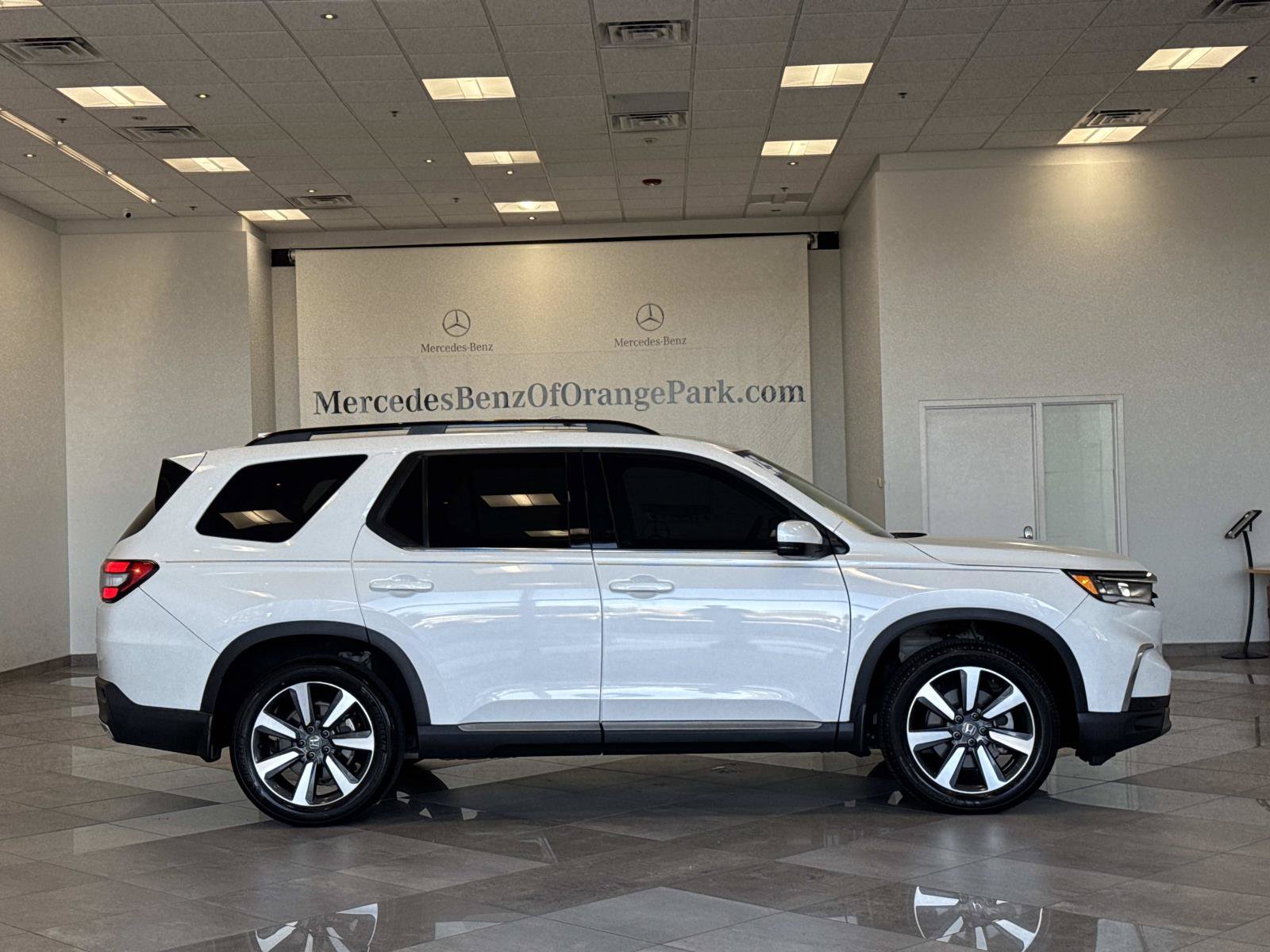 Used 2025 Honda Pilot Touring image 3